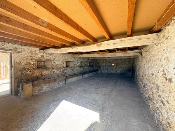 Un havre de paix sans vis-à-vis, avec plus de 200 m² de dépendances offrant un potentiel exceptionnel.