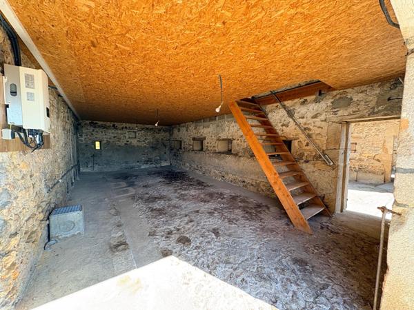 Un havre de paix sans vis-à-vis, avec plus de 200 m² de dépendances offrant un potentiel exceptionnel.