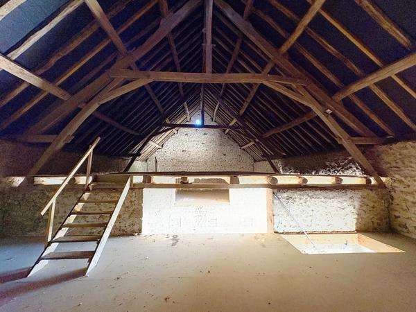 Un havre de paix sans vis-à-vis, avec plus de 200 m² de dépendances offrant un potentiel exceptionnel.