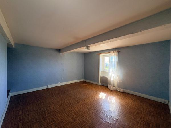 Un havre de paix sans vis-à-vis, avec plus de 200 m² de dépendances offrant un potentiel exceptionnel.