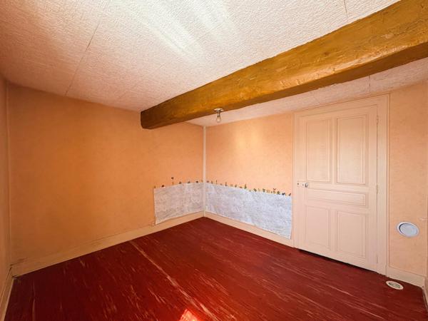 Un havre de paix sans vis-à-vis, avec plus de 200 m² de dépendances offrant un potentiel exceptionnel.