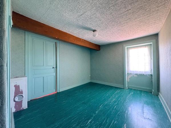 Un havre de paix sans vis-à-vis, avec plus de 200 m² de dépendances offrant un potentiel exceptionnel.