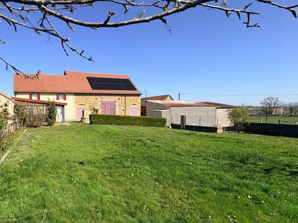 Un havre de paix sans vis-à-vis, avec plus de 200 m² de dépendances offrant un potentiel exceptionnel.