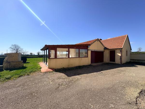 Un havre de paix sans vis-à-vis, avec plus de 200 m² de dépendances offrant un potentiel exceptionnel.