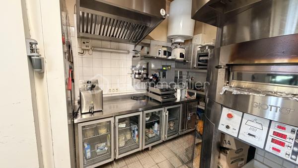 Exploité depuis plus de 16 ans, ce fonds de commerce bénéficie d’une clientèle fidèle et régulière. Les résidents à l’année sont devenus des habitués grâce à la qualité des produits proposés et à l’accueil chaleureux qui leur est réservé. Une équipe expérimentée et autonome est déjà en place.

Les touristes, quant à eux, reviennent année après année, séduits par la qualité des prestations et des repas proposés.

Vous envisagez une reconversion professionnelle ? Aucun problème : l’équipe pourra vous accompagner et vous former si vous débutez dans l’activité.

Ce fonds de commerce dispose de nombreux atouts :

Terrasse de 20 à 25 couverts ;
Service de livraison inclus avec deux scooters 50 cm³ ;
Activité de vente à emporter ;
Dépôt de pain ;
Partenariat avec Uber Eats ;
Site internet unique de livraison,
Extraction, matériels professionnels et climatisation en parfait état et conformes aux normes ;
Espace de stockage dédié.

Ici, tout est prêt pour travailler immédiatement : vous achetez, vous démarrez !

Une affaire clé en main à ne pas manquer.

Pour plus d’informations ou organiser une visite, contactez-moi dès maintenant.