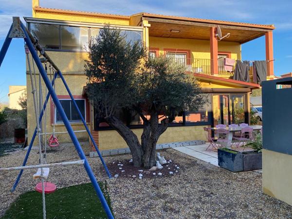 Maison 6pièces + Appartement T2, grand entrepôt et piscine sur parcelle 1080m²