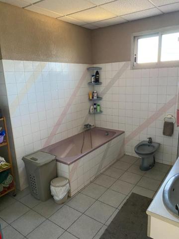 Maison 6pièces + Appartement T2, grand entrepôt et piscine sur parcelle 1080m²