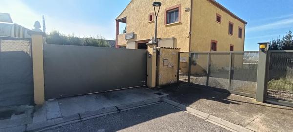 Maison 6pièces + Appartement T2, grand entrepôt et piscine sur parcelle 1080m²