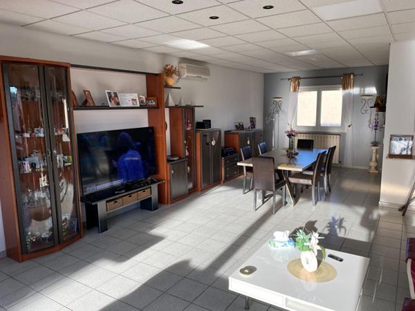 Maison 6pièces + Appartement T2, grand entrepôt et piscine sur parcelle 1080m²