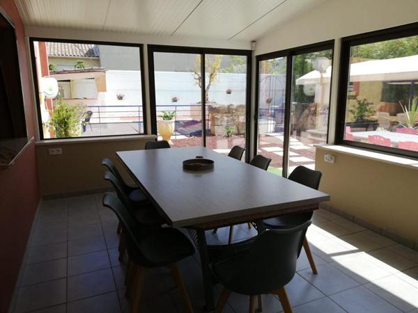 Maison 6pièces + Appartement T2, grand entrepôt et piscine sur parcelle 1080m²