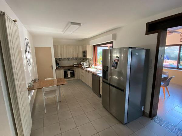 Maison 6pièces + Appartement T2, grand entrepôt et piscine sur parcelle 1080m²