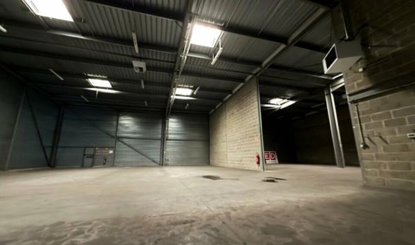 À LOUER : CELLULE D'ACTIVITÉ D'ENV. 1&nbsp;250 m² - Z.I. SUD LE MANS