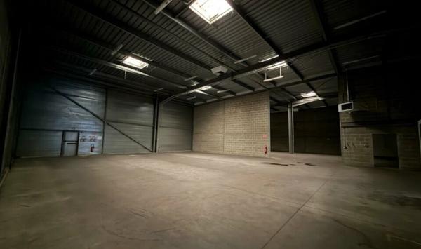 À LOUER : CELLULE D'ACTIVITÉ D'ENV. 1&nbsp;250 m² - Z.I. SUD LE MANS