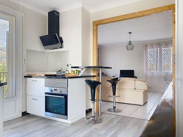 CONDRIEU - T3 D'ENVIRON 85 M² DANS PETIT IMMEUBLE AVEC TERRASSE ET STATIONNEMENTS