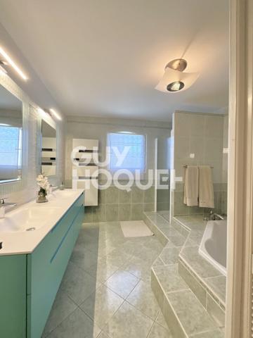 Villa T5 avec piscine sur une parcelle d'environ 1 200 m2