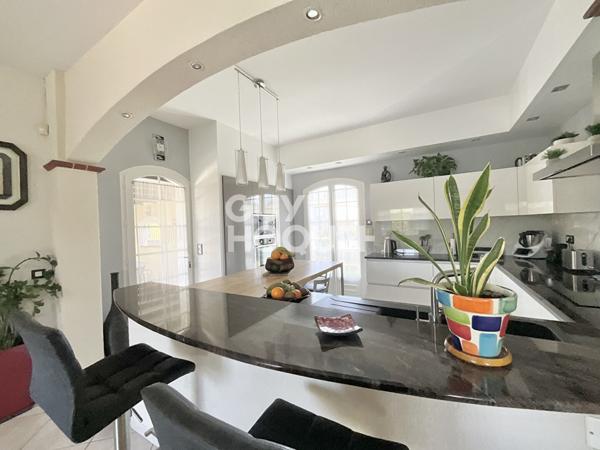 Villa T5 avec piscine sur une parcelle d'environ 1 200 m2