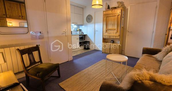 🏔️✨ BEAU STUDIO CABINE RÉNOVÉ – 4 COUCHAGES – ALL0S VILLAGE

❤️ LE COCON IDÉAL POUR PROFITER DU VAL D'ALLOS EN TOUTE SAISON

À Allos, à quelques pas du centre du village et de toutes ses commodités, découvrez ce charmant studio cabine de 23 m², entièrement rénové et remis au goût du jour, situé au rez-de-chaussée d'une belle résidence calme, verdoyante et bordée par le Verdon. 🌿💧

Son emplacement est particulièrement recherché : à proximité immédiate du parc de loisirs, des départs de navettes desservant les stations du Seignus et de La Foux d'Allos – Espace Lumière, il permet de profiter pleinement des activités de montagne tout au long de l'année.

✨ DESCRIPTIF DU BIEN

🏡 Studio cabine d'environ 23 m²

Il se compose de :

🛋️ Une agréable pièce de vie, lumineuse et conviviale,

🍽️ Une cuisine aménagée et équipée,

🛏️ Un coin cabine offrant jusqu'à 4 couchages,

🛁 Une salle de bains,

🚽 Des toilettes,

🧳 De nombreux rangements.

L'appartement est vendu entièrement meublé, prêt à être occupé ou à être proposé immédiatement à la location saisonnière.

🔧 CONFORT & ÉQUIPEMENTS

✅ Appartement rénové récemment

🔥 Radiateurs électriques neufs

💧 Cumulus neuf

🗄️ Cave privative, idéale pour stocker skis, vélos ou matériel de montagne.

📍 UN EMPLACEMENT PRIVILÉGIÉ

🏡 À proximité immédiate du village d'Allos et de tous ses commerces.

🚌 Départs des navettes gratuites vers les stations du Seignus et de La Foux d'Allos – Espace Lumière.

🎿 Une destination incontournable pour le ski en hiver.

🚵‍♂️ VTT, randonnée, trail, pêche et activités de pleine nature en été.

🌿 Commune située aux portes du Parc National du Mercantour.

💧 À proximité des sources du Verdon, du Lac d'Allos et des célèbres Gorges du Verdon.

⭐ LES ATOUTS

💙 Résidence calme et verdoyante

🌊 Situation privilégiée au bord du Verdon

🛋️ Appartement rénové récemment

🔥 Radiateurs et cumulus neufs

🧳 Vendu entièrement meublé

🗄️ Cave privative

🚌 Navettes à proximité des stations

💰 Idéal pour une résidence secondaire ou un investissement locatif.

✨ Un appartement clé en main, alliant confort, nature et emplacement privilégié, pour profiter pleinement de la montagne en toutes saisons.

📞 À découvrir sans tarder ! Contactez-moi pour plus d'informations ou organiser une visite.

🏔️ Le Val d'Allos, bien plus qu'une destination… un art de vivre au cœur des Alpes.