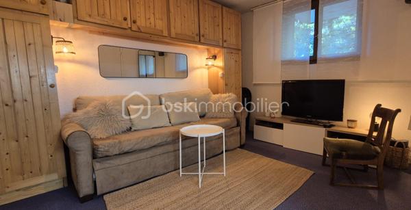 🏔️✨ BEAU STUDIO CABINE RÉNOVÉ – 4 COUCHAGES – ALL0S VILLAGE

❤️ LE COCON IDÉAL POUR PROFITER DU VAL D'ALLOS EN TOUTE SAISON

À Allos, à quelques pas du centre du village et de toutes ses commodités, découvrez ce charmant studio cabine de 23 m², entièrement rénové et remis au goût du jour, situé au rez-de-chaussée d'une belle résidence calme, verdoyante et bordée par le Verdon. 🌿💧

Son emplacement est particulièrement recherché : à proximité immédiate du parc de loisirs, des départs de navettes desservant les stations du Seignus et de La Foux d'Allos – Espace Lumière, il permet de profiter pleinement des activités de montagne tout au long de l'année.

✨ DESCRIPTIF DU BIEN

🏡 Studio cabine d'environ 23 m²

Il se compose de :

🛋️ Une agréable pièce de vie, lumineuse et conviviale,

🍽️ Une cuisine aménagée et équipée,

🛏️ Un coin cabine offrant jusqu'à 4 couchages,

🛁 Une salle de bains,

🚽 Des toilettes,

🧳 De nombreux rangements.

L'appartement est vendu entièrement meublé, prêt à être occupé ou à être proposé immédiatement à la location saisonnière.

🔧 CONFORT & ÉQUIPEMENTS

✅ Appartement rénové récemment

🔥 Radiateurs électriques neufs

💧 Cumulus neuf

🗄️ Cave privative, idéale pour stocker skis, vélos ou matériel de montagne.

📍 UN EMPLACEMENT PRIVILÉGIÉ

🏡 À proximité immédiate du village d'Allos et de tous ses commerces.

🚌 Départs des navettes gratuites vers les stations du Seignus et de La Foux d'Allos – Espace Lumière.

🎿 Une destination incontournable pour le ski en hiver.

🚵‍♂️ VTT, randonnée, trail, pêche et activités de pleine nature en été.

🌿 Commune située aux portes du Parc National du Mercantour.

💧 À proximité des sources du Verdon, du Lac d'Allos et des célèbres Gorges du Verdon.

⭐ LES ATOUTS

💙 Résidence calme et verdoyante

🌊 Situation privilégiée au bord du Verdon

🛋️ Appartement rénové récemment

🔥 Radiateurs et cumulus neufs

🧳 Vendu entièrement meublé

🗄️ Cave privative

🚌 Navettes à proximité des stations

💰 Idéal pour une résidence secondaire ou un investissement locatif.

✨ Un appartement clé en main, alliant confort, nature et emplacement privilégié, pour profiter pleinement de la montagne en toutes saisons.

📞 À découvrir sans tarder ! Contactez-moi pour plus d'informations ou organiser une visite.

🏔️ Le Val d'Allos, bien plus qu'une destination… un art de vivre au cœur des Alpes.