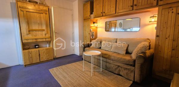 🏔️✨ BEAU STUDIO CABINE RÉNOVÉ – 4 COUCHAGES – ALL0S VILLAGE

❤️ LE COCON IDÉAL POUR PROFITER DU VAL D'ALLOS EN TOUTE SAISON

À Allos, à quelques pas du centre du village et de toutes ses commodités, découvrez ce charmant studio cabine de 23 m², entièrement rénové et remis au goût du jour, situé au rez-de-chaussée d'une belle résidence calme, verdoyante et bordée par le Verdon. 🌿💧

Son emplacement est particulièrement recherché : à proximité immédiate du parc de loisirs, des départs de navettes desservant les stations du Seignus et de La Foux d'Allos – Espace Lumière, il permet de profiter pleinement des activités de montagne tout au long de l'année.

✨ DESCRIPTIF DU BIEN

🏡 Studio cabine d'environ 23 m²

Il se compose de :

🛋️ Une agréable pièce de vie, lumineuse et conviviale,

🍽️ Une cuisine aménagée et équipée,

🛏️ Un coin cabine offrant jusqu'à 4 couchages,

🛁 Une salle de bains,

🚽 Des toilettes,

🧳 De nombreux rangements.

L'appartement est vendu entièrement meublé, prêt à être occupé ou à être proposé immédiatement à la location saisonnière.

🔧 CONFORT & ÉQUIPEMENTS

✅ Appartement rénové récemment

🔥 Radiateurs électriques neufs

💧 Cumulus neuf

🗄️ Cave privative, idéale pour stocker skis, vélos ou matériel de montagne.

📍 UN EMPLACEMENT PRIVILÉGIÉ

🏡 À proximité immédiate du village d'Allos et de tous ses commerces.

🚌 Départs des navettes gratuites vers les stations du Seignus et de La Foux d'Allos – Espace Lumière.

🎿 Une destination incontournable pour le ski en hiver.

🚵‍♂️ VTT, randonnée, trail, pêche et activités de pleine nature en été.

🌿 Commune située aux portes du Parc National du Mercantour.

💧 À proximité des sources du Verdon, du Lac d'Allos et des célèbres Gorges du Verdon.

⭐ LES ATOUTS

💙 Résidence calme et verdoyante

🌊 Situation privilégiée au bord du Verdon

🛋️ Appartement rénové récemment

🔥 Radiateurs et cumulus neufs

🧳 Vendu entièrement meublé

🗄️ Cave privative

🚌 Navettes à proximité des stations

💰 Idéal pour une résidence secondaire ou un investissement locatif.

✨ Un appartement clé en main, alliant confort, nature et emplacement privilégié, pour profiter pleinement de la montagne en toutes saisons.

📞 À découvrir sans tarder ! Contactez-moi pour plus d'informations ou organiser une visite.

🏔️ Le Val d'Allos, bien plus qu'une destination… un art de vivre au cœur des Alpes.