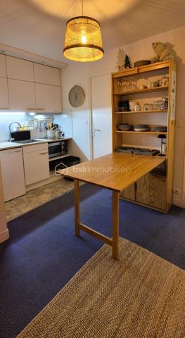 🏔️✨ BEAU STUDIO CABINE RÉNOVÉ – 4 COUCHAGES – ALL0S VILLAGE

❤️ LE COCON IDÉAL POUR PROFITER DU VAL D'ALLOS EN TOUTE SAISON

À Allos, à quelques pas du centre du village et de toutes ses commodités, découvrez ce charmant studio cabine de 23 m², entièrement rénové et remis au goût du jour, situé au rez-de-chaussée d'une belle résidence calme, verdoyante et bordée par le Verdon. 🌿💧

Son emplacement est particulièrement recherché : à proximité immédiate du parc de loisirs, des départs de navettes desservant les stations du Seignus et de La Foux d'Allos – Espace Lumière, il permet de profiter pleinement des activités de montagne tout au long de l'année.

✨ DESCRIPTIF DU BIEN

🏡 Studio cabine d'environ 23 m²

Il se compose de :

🛋️ Une agréable pièce de vie, lumineuse et conviviale,

🍽️ Une cuisine aménagée et équipée,

🛏️ Un coin cabine offrant jusqu'à 4 couchages,

🛁 Une salle de bains,

🚽 Des toilettes,

🧳 De nombreux rangements.

L'appartement est vendu entièrement meublé, prêt à être occupé ou à être proposé immédiatement à la location saisonnière.

🔧 CONFORT & ÉQUIPEMENTS

✅ Appartement rénové récemment

🔥 Radiateurs électriques neufs

💧 Cumulus neuf

🗄️ Cave privative, idéale pour stocker skis, vélos ou matériel de montagne.

📍 UN EMPLACEMENT PRIVILÉGIÉ

🏡 À proximité immédiate du village d'Allos et de tous ses commerces.

🚌 Départs des navettes gratuites vers les stations du Seignus et de La Foux d'Allos – Espace Lumière.

🎿 Une destination incontournable pour le ski en hiver.

🚵‍♂️ VTT, randonnée, trail, pêche et activités de pleine nature en été.

🌿 Commune située aux portes du Parc National du Mercantour.

💧 À proximité des sources du Verdon, du Lac d'Allos et des célèbres Gorges du Verdon.

⭐ LES ATOUTS

💙 Résidence calme et verdoyante

🌊 Situation privilégiée au bord du Verdon

🛋️ Appartement rénové récemment

🔥 Radiateurs et cumulus neufs

🧳 Vendu entièrement meublé

🗄️ Cave privative

🚌 Navettes à proximité des stations

💰 Idéal pour une résidence secondaire ou un investissement locatif.

✨ Un appartement clé en main, alliant confort, nature et emplacement privilégié, pour profiter pleinement de la montagne en toutes saisons.

📞 À découvrir sans tarder ! Contactez-moi pour plus d'informations ou organiser une visite.

🏔️ Le Val d'Allos, bien plus qu'une destination… un art de vivre au cœur des Alpes.