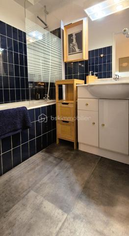 🏔️✨ BEAU STUDIO CABINE RÉNOVÉ – 4 COUCHAGES – ALL0S VILLAGE

❤️ LE COCON IDÉAL POUR PROFITER DU VAL D'ALLOS EN TOUTE SAISON

À Allos, à quelques pas du centre du village et de toutes ses commodités, découvrez ce charmant studio cabine de 23 m², entièrement rénové et remis au goût du jour, situé au rez-de-chaussée d'une belle résidence calme, verdoyante et bordée par le Verdon. 🌿💧

Son emplacement est particulièrement recherché : à proximité immédiate du parc de loisirs, des départs de navettes desservant les stations du Seignus et de La Foux d'Allos – Espace Lumière, il permet de profiter pleinement des activités de montagne tout au long de l'année.

✨ DESCRIPTIF DU BIEN

🏡 Studio cabine d'environ 23 m²

Il se compose de :

🛋️ Une agréable pièce de vie, lumineuse et conviviale,

🍽️ Une cuisine aménagée et équipée,

🛏️ Un coin cabine offrant jusqu'à 4 couchages,

🛁 Une salle de bains,

🚽 Des toilettes,

🧳 De nombreux rangements.

L'appartement est vendu entièrement meublé, prêt à être occupé ou à être proposé immédiatement à la location saisonnière.

🔧 CONFORT & ÉQUIPEMENTS

✅ Appartement rénové récemment

🔥 Radiateurs électriques neufs

💧 Cumulus neuf

🗄️ Cave privative, idéale pour stocker skis, vélos ou matériel de montagne.

📍 UN EMPLACEMENT PRIVILÉGIÉ

🏡 À proximité immédiate du village d'Allos et de tous ses commerces.

🚌 Départs des navettes gratuites vers les stations du Seignus et de La Foux d'Allos – Espace Lumière.

🎿 Une destination incontournable pour le ski en hiver.

🚵‍♂️ VTT, randonnée, trail, pêche et activités de pleine nature en été.

🌿 Commune située aux portes du Parc National du Mercantour.

💧 À proximité des sources du Verdon, du Lac d'Allos et des célèbres Gorges du Verdon.

⭐ LES ATOUTS

💙 Résidence calme et verdoyante

🌊 Situation privilégiée au bord du Verdon

🛋️ Appartement rénové récemment

🔥 Radiateurs et cumulus neufs

🧳 Vendu entièrement meublé

🗄️ Cave privative

🚌 Navettes à proximité des stations

💰 Idéal pour une résidence secondaire ou un investissement locatif.

✨ Un appartement clé en main, alliant confort, nature et emplacement privilégié, pour profiter pleinement de la montagne en toutes saisons.

📞 À découvrir sans tarder ! Contactez-moi pour plus d'informations ou organiser une visite.

🏔️ Le Val d'Allos, bien plus qu'une destination… un art de vivre au cœur des Alpes.
