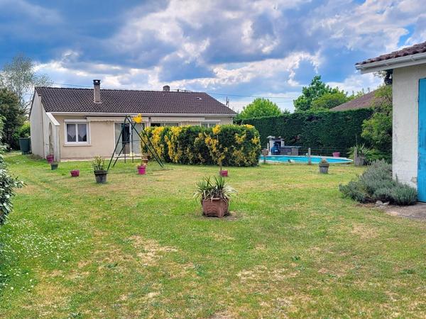 Maison avec piscine et double garage