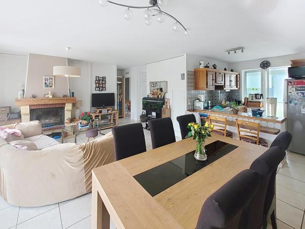 Maison avec piscine et double garage