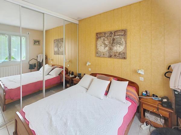 Maison avec piscine et double garage