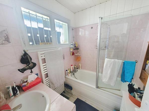 Maison avec piscine et double garage