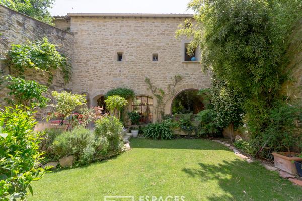 Chaleureuse maison meublée en coeur de village avec jardin