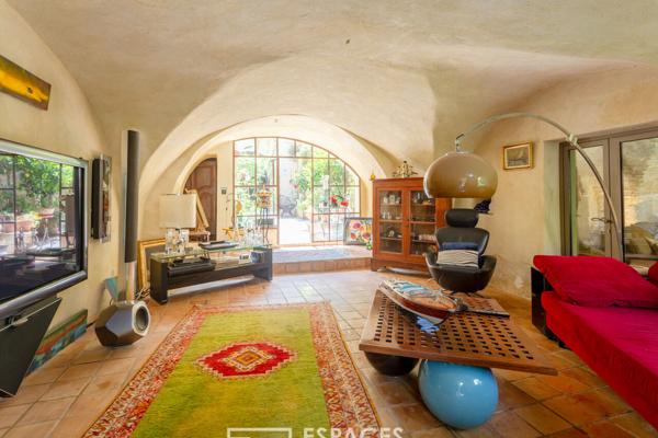 Chaleureuse maison meublée en coeur de village avec jardin