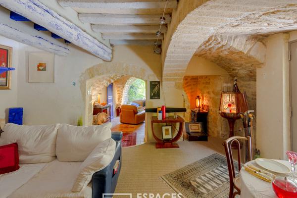 Chaleureuse maison meublée en coeur de village avec jardin