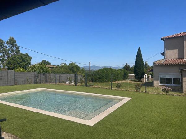 Maison de caractère avec piscine et annexe, au calme