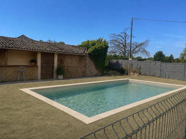 Maison de caractère avec piscine et annexe, au calme