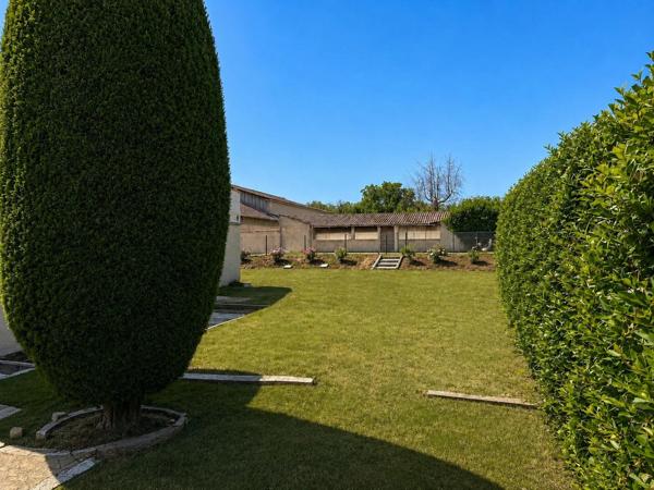 Maison de caractère avec piscine et annexe, au calme