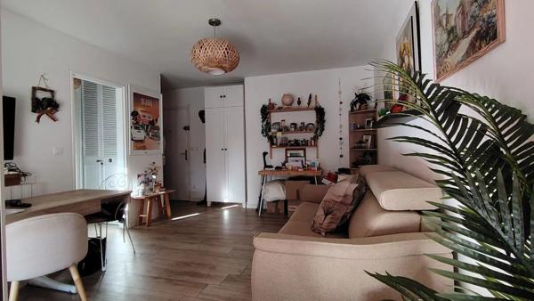 Vente                                                      Appartement
                        
                     1 pièces                      26 m2                     à Hyères