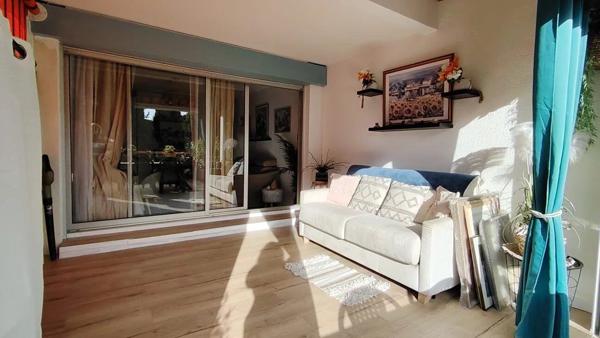 Vente                                                      Appartement
                        
                     1 pièces                      26 m2                     à Hyères