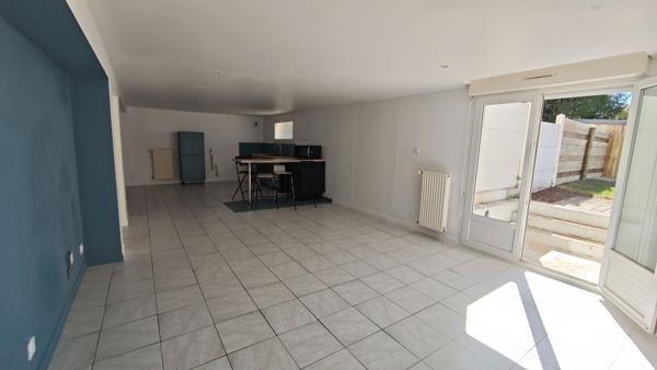 Appartement 2 pièces à louer à Chartres de Bretagne avec terrasse et jardin