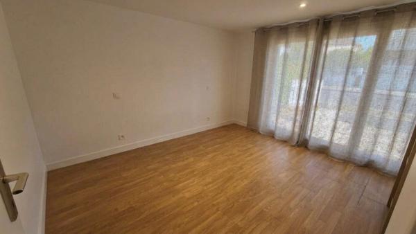 Appartement 2 pièces à louer à Chartres de Bretagne avec terrasse et jardin