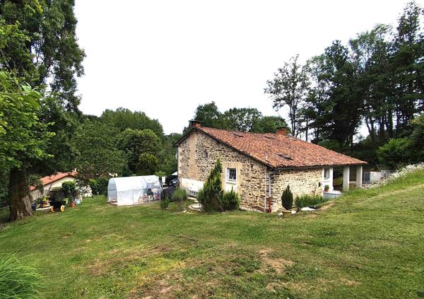 MAISON DE CAMPAGNE - ENVIRONNEMENT CALME ET PISCINE -