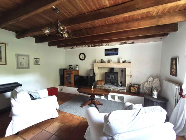 MAISON DE CAMPAGNE - ENVIRONNEMENT CALME ET PISCINE -