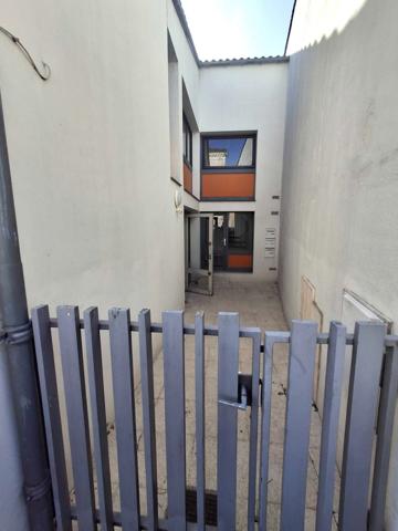 IMMEUBLE AVEC RAPPORT LOCATIF - LOCAL PROFESSIONNEL ET 2 APPARTEMENTS