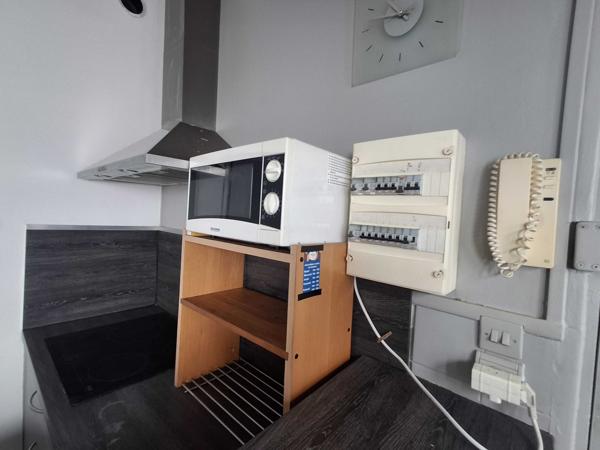 IMMEUBLE AVEC RAPPORT LOCATIF - LOCAL PROFESSIONNEL ET 2 APPARTEMENTS