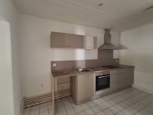 IMMEUBLE AVEC RAPPORT LOCATIF - LOCAL PROFESSIONNEL ET 2 APPARTEMENTS