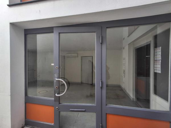 IMMEUBLE AVEC RAPPORT LOCATIF - LOCAL PROFESSIONNEL ET 2 APPARTEMENTS