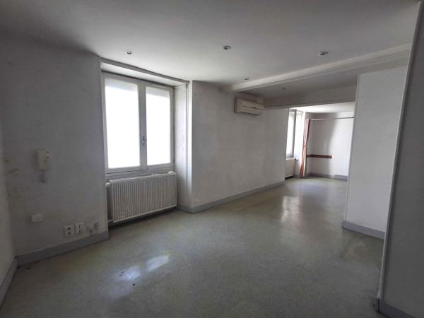 IMMEUBLE AVEC RAPPORT LOCATIF - LOCAL PROFESSIONNEL ET 2 APPARTEMENTS