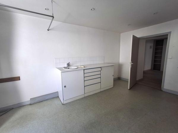 IMMEUBLE AVEC RAPPORT LOCATIF - LOCAL PROFESSIONNEL ET 2 APPARTEMENTS