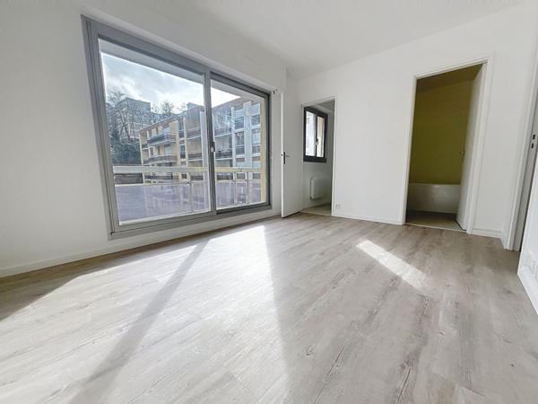 1 pièce(s) 22 m2 studio, grand balcon, calme et lumineux