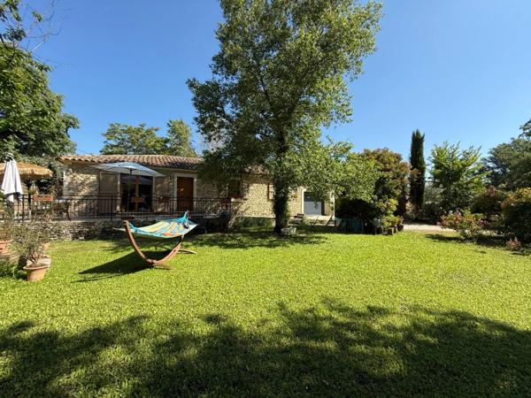 Dpt Vaucluse (84), à vendre aux Imberts quartier de GORDES, maison de plein pied avec 3 chambres et 1600 m2 de jardin