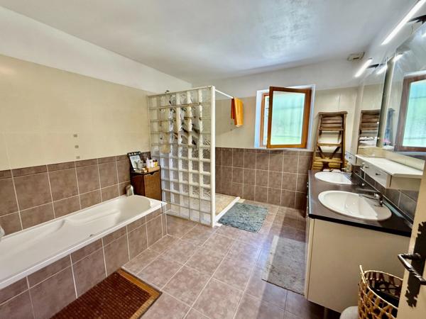 Dpt Vaucluse (84), à vendre aux Imberts quartier de GORDES, maison de plein pied avec 3 chambres et 1600 m2 de jardin